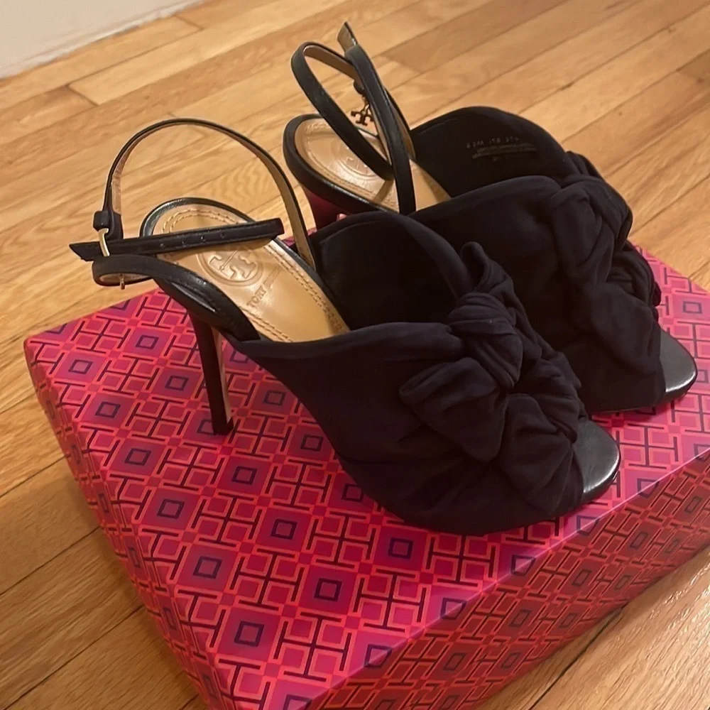 NWT Tory Burch Eleanor 105mm Sandals in Navy - size 5